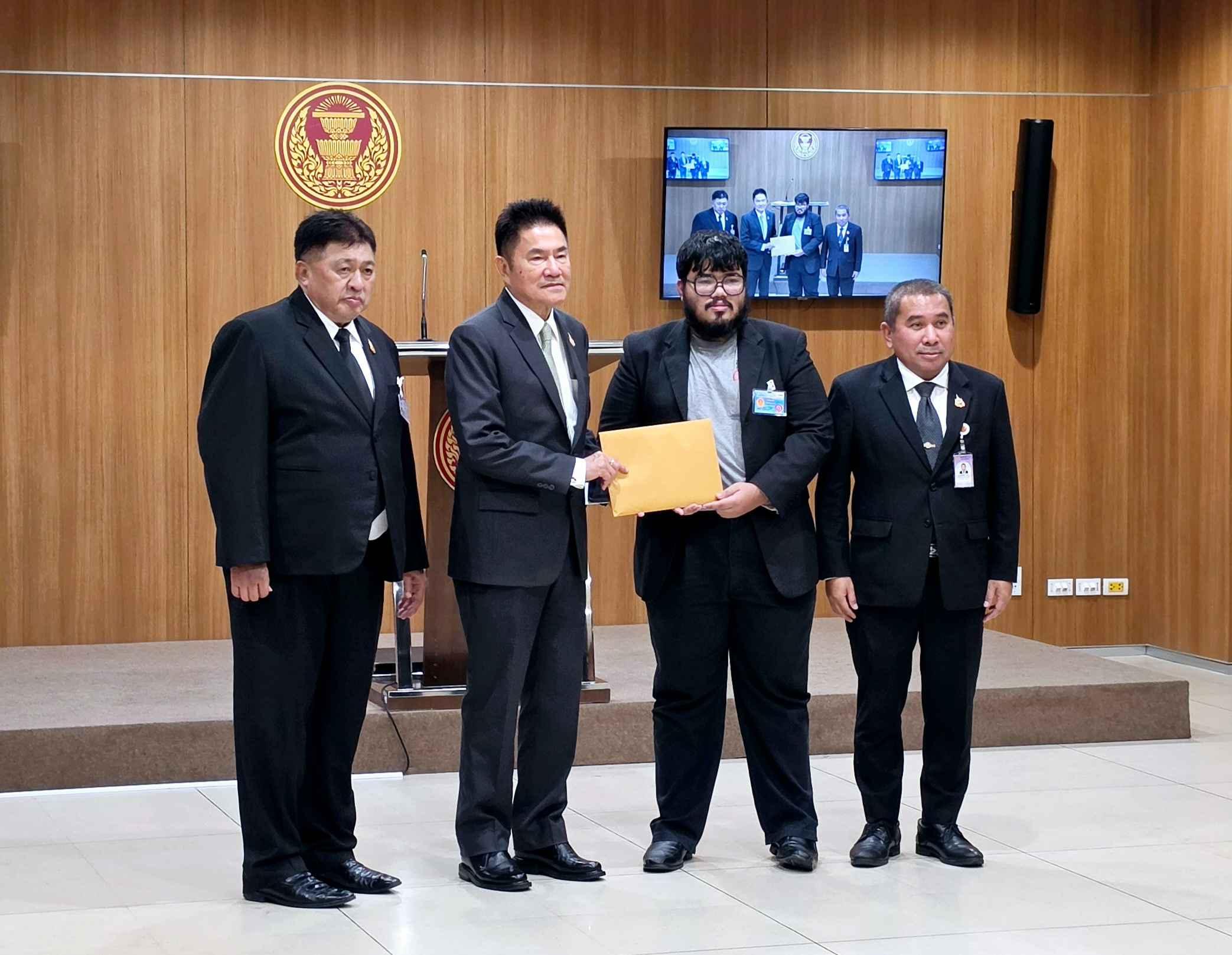 ตัวแทนประชาชนผู้มีสิทธิเลือกตั้ง ยื่นร่าง พ.ร.บ. ยกเลิกคำสั่งคณะปฏิรูปฯ ฉบับที่ 41 เนื่องในวาระครบรอบ 50 ปี 6 ตุลา ถึงประธานรัฐสภา ขอผลักดันรัฐสภาพิจารณา
