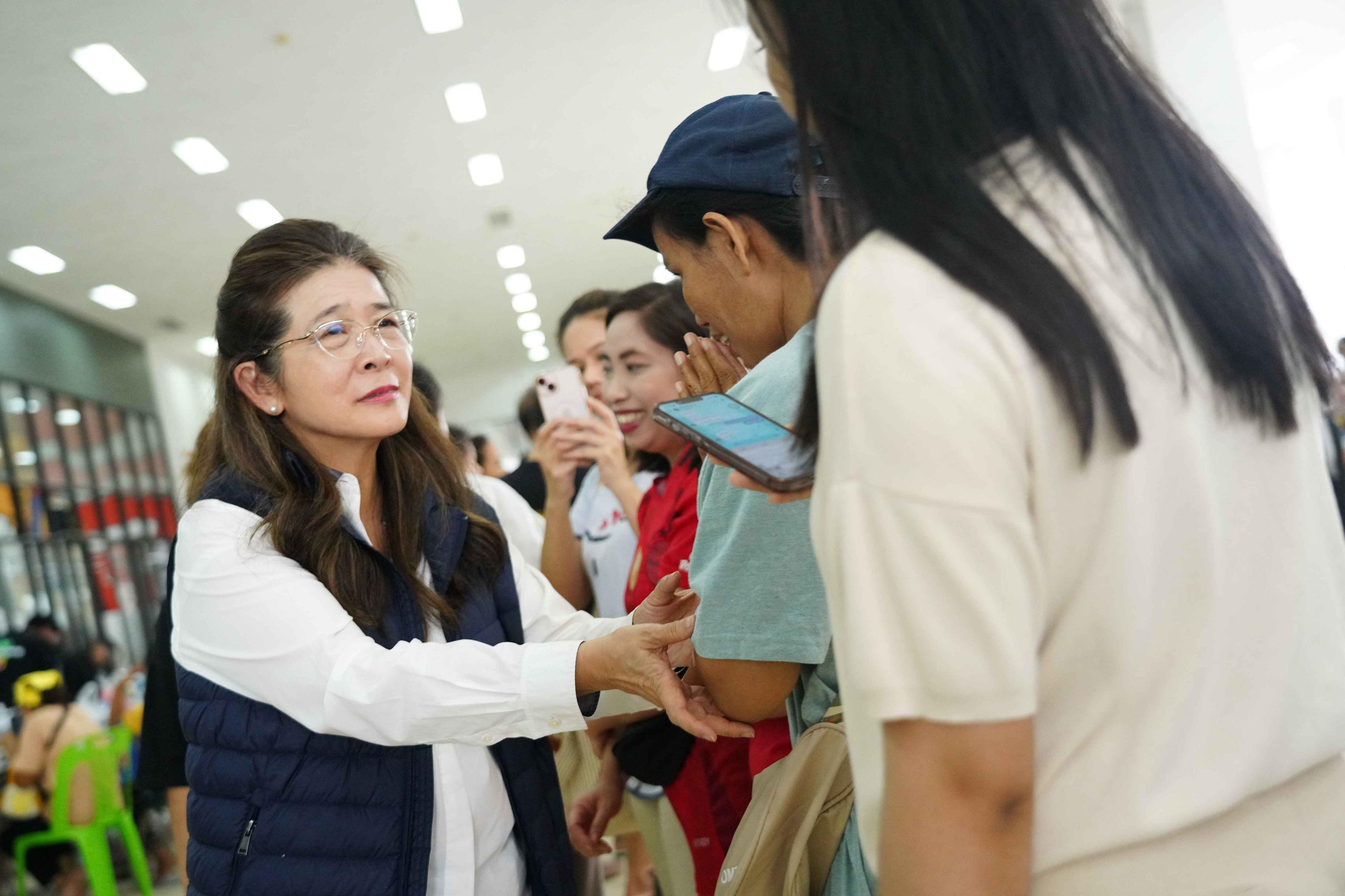 หัวหน้าพรรคไทยสร้างไทย ลงพื้นที่มอบสิ่งของช่วยเหลือผู้ประสบภัยน้ำท่วม อ.หาดใหญ่ จ.สงขลา แนะรัฐบาลเร่งออกมาตรการช่วยเหลือประชาชน
