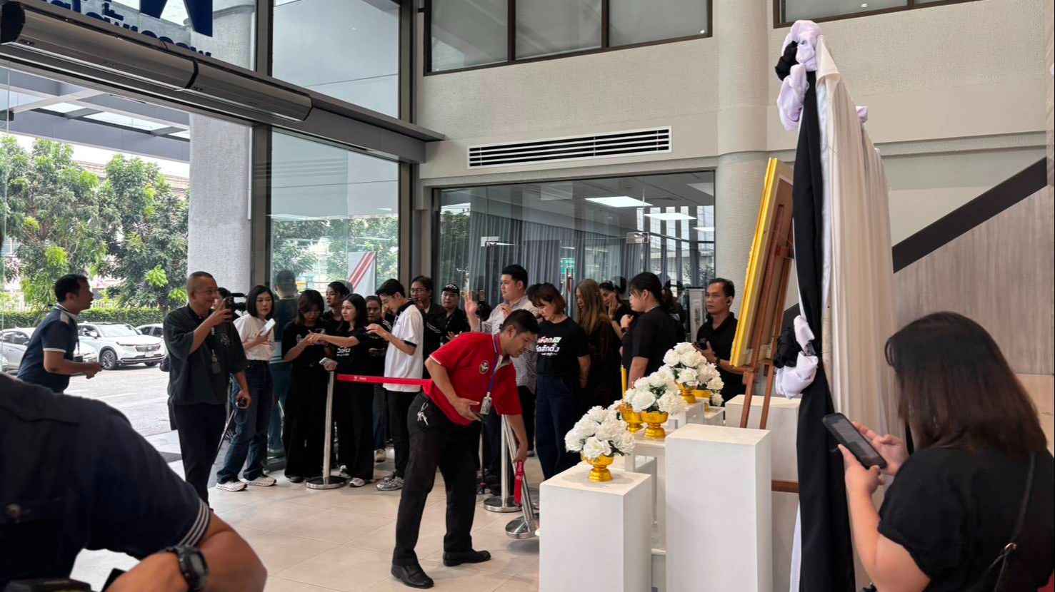 พรรคเพื่อไทยคึกคัก สื่อ – ประชาชน หลั่งไหลปักหลักลุ้นผลเลือกตั้ง จอ LED ถ่ายทอดสดคะแนนเรียลไทม์