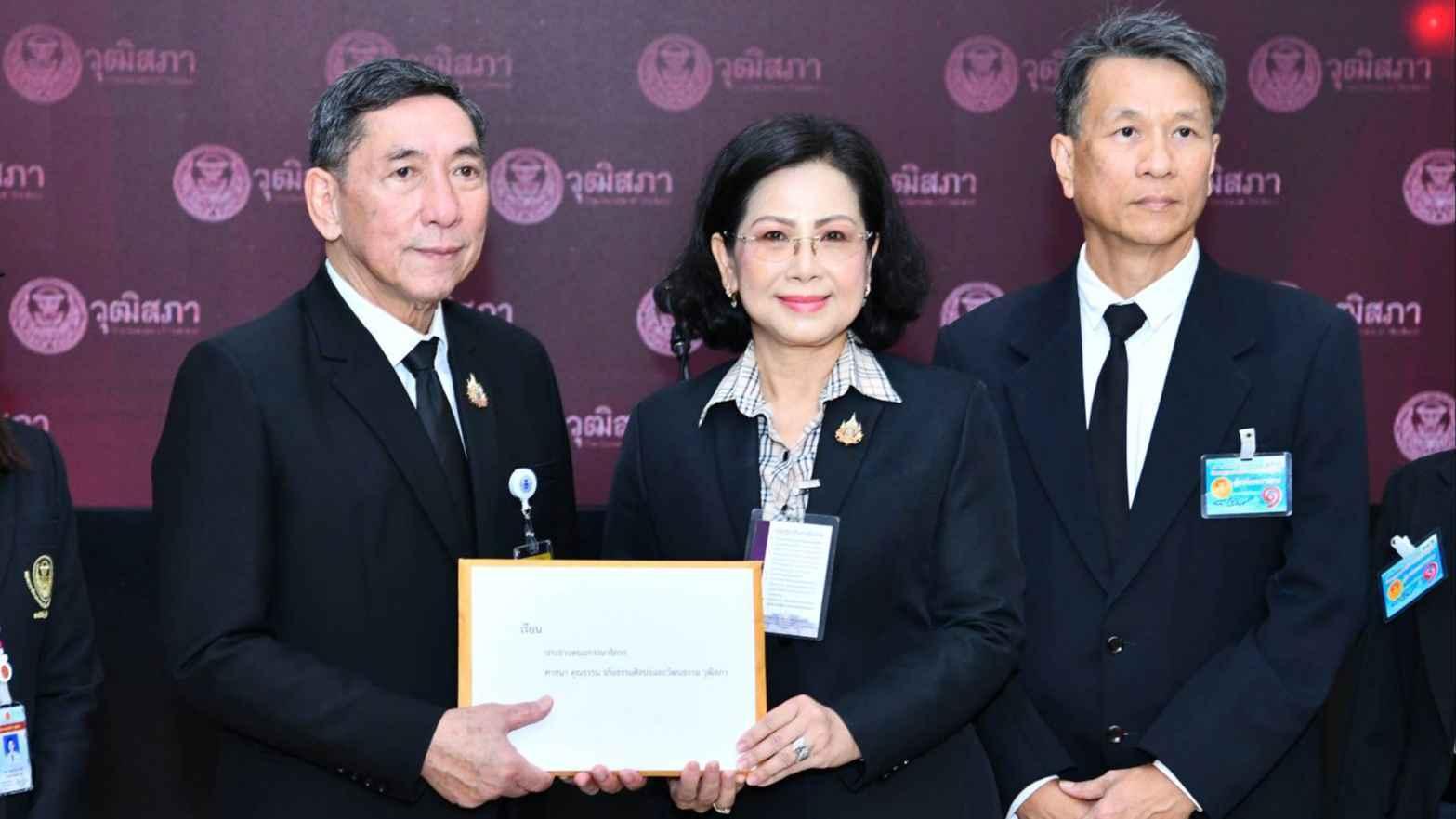 สว.วราวุธ รับเรื่องร้องเรียนการบริหารนิติบุคคลหมู่บ้าน ปมไม่อนุญาตพระสงฆ์เข้ารับบิณฑบาตในกิจกรรมที่ลูกบ้านจัดขึ้น