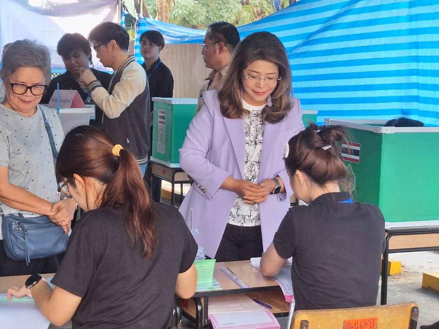 คุณหญิงสุดารัตน์ ใช้สิทธิเลือกตั้ง - ประชามติ เขต 8 จตุจักร ย้ำการเมืองสุจริตคือทางออกประเทศ